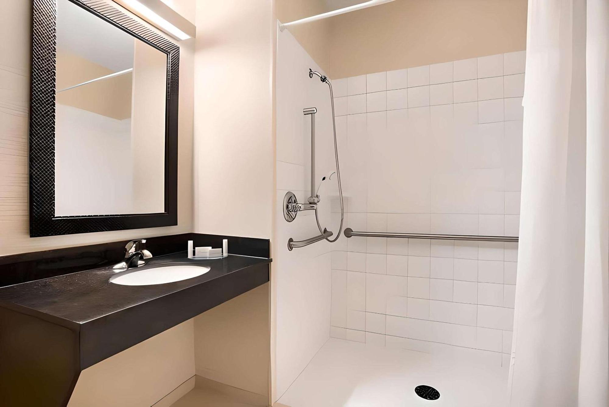 Dubuque Inn & Suites Zewnętrze zdjęcie