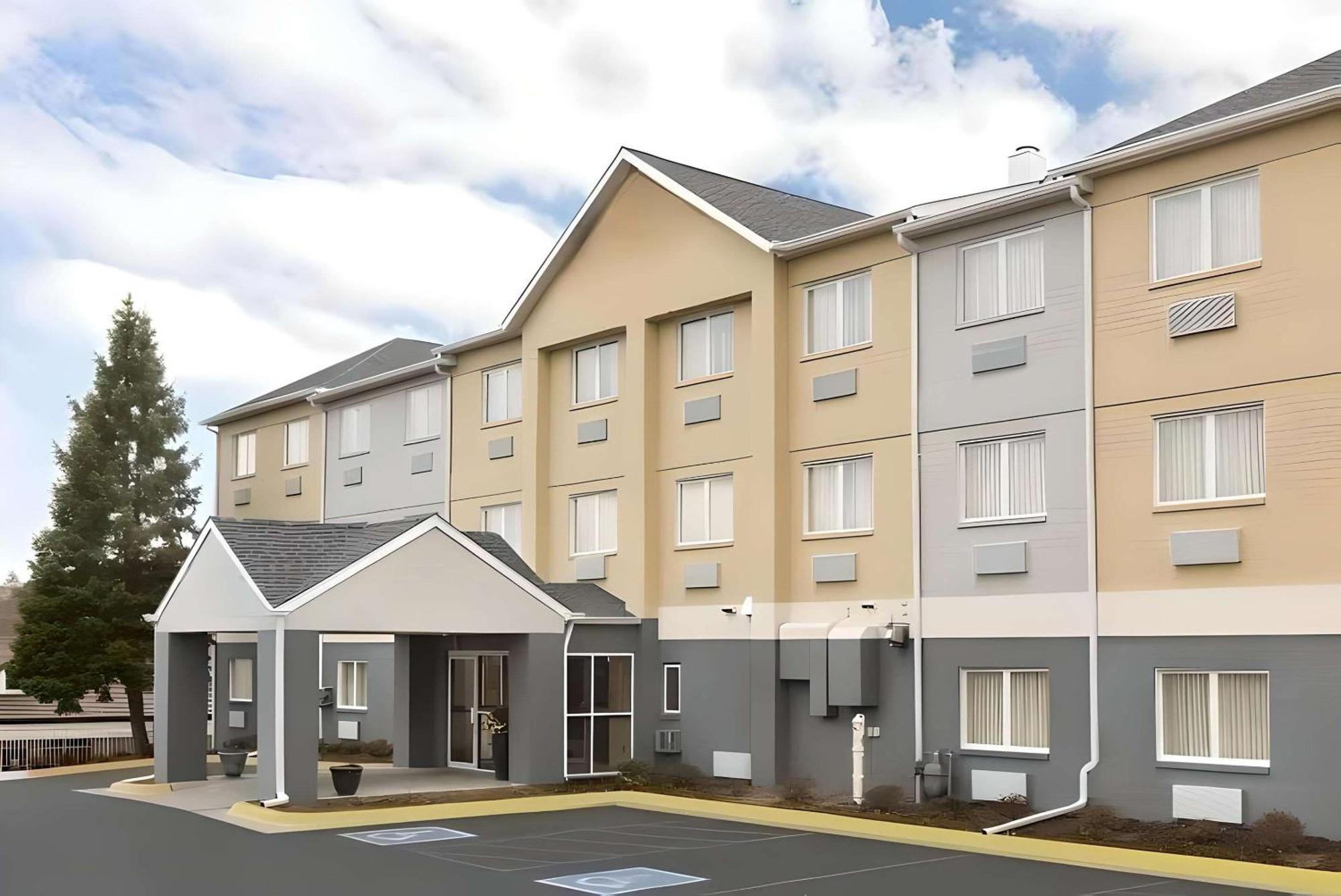 Dubuque Inn & Suites Zewnętrze zdjęcie